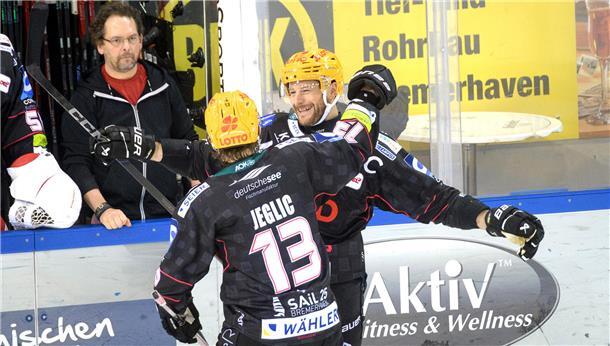 Die Topstürmer führen die Pinguins gegen München zum Sieg Ziga Jeglic bejubelt mit Jan Urbas dessen Tor zum 2:0.