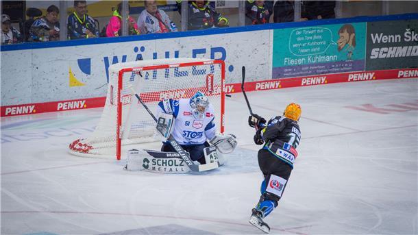 Pinguins fegen die Schwenninger Wild Wings aus der Halle Ziga Jeglic schmettert das erste Tor gegen die Schwenninger rein.