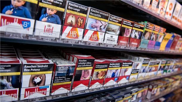 Höhere Steuern drücken Zigarettenabsatz auf Tiefstand Zigarettenpackungen in einem Kiosk im Regal: Mit dem rückläufigen Trend zum Rauchen sind in Deutschland erneut weniger Zigaretten versteuert worden.