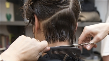 Zinnur Sahin, Inhaber des Salons Haarika an der Friedrich-Ebert-Straße, hat sich entschieden, das neue Arbeitszeitmodell zum 1. September einzuführen.