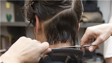 Zinnur Sahin, Inhaber des Salons Haarika an der Friedrich-Ebert-Straße, hat sich entschieden, das neue Arbeitszeitmodell zum 1. September einzuführen.
