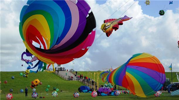 Zirkus- und Drachenfest am Tossenser Friesenstrand findet wieder am Pfingst-Wochenende statt.
