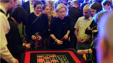 Zocken für den guten Zweck: An den Spieltischen herrschte dichtes Gedränge.