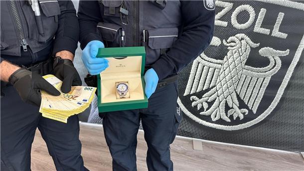 Zoll-Ermittler haben bei einer Razzia wegen Schwarzarbeit viel Bargeld und teure Luxusuhren sichergestellt.