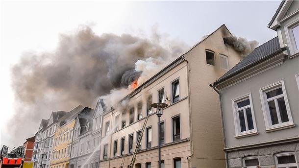 Großeinsatz nach Brand mit zwei Toten in Flensburg Zu Beginn des Einsatzes sei die Lage relativ unübersichtlich.