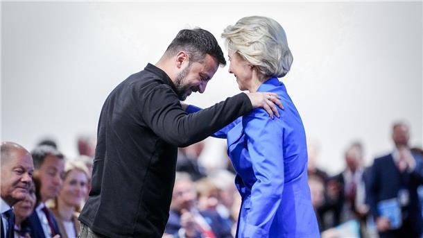 Zu Besuch in Deutschland: EU-Kommissionspräsidentin Ursula von der Leyen und der ukrainische Präsident Wolodymyr Selenskyj umarmen sich bei der Internationalen Konferenz zum Wiederaufbau der Ukraine in Berlin.