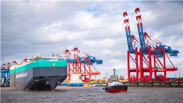 Schiffe am Containerterminal