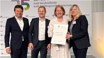 Zu den Gratulanten zählte auch Bundesfamilienministerin Lisa Paus (Grüne, Zweite von rechts), unter deren Schirmherrschaft das Audit steht.