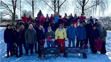 Zu den Gruppen, die sich am Sonnabend trotz Schneefalls nicht vom Müllsammeln abhalten ließen, gehörten die Umweltfreunde der Grundschule FAH.