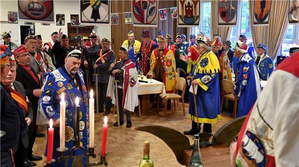 Zu den monatlichen Sippungen (Treffen) reisen auch aus anderen norddeutschen Schlaraffen-Reychen Gäste an. In der Schlaraffen-Burg startet dann ein zweiteiliges Ritterspiel nach festen Regeln.