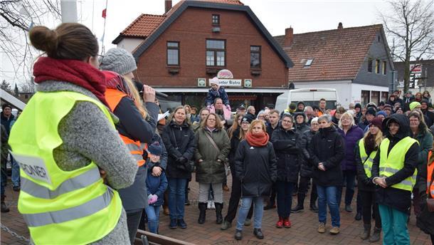 Zu den Rednern am Sonntag gehörten die Mitorganisatorinnen Nele Logemann (Mikrofon) und Julia Poustourlis. Sie berichteten, wie es der abgeschobenen Familie Hassun aktuell geht.