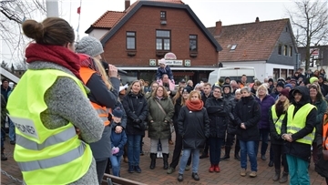 Zu den Rednern am Sonntag gehörten die Mitorganisatorinnen Nele Logemann (Mikrofon) und Julia Poustourlis. Sie berichteten, wie es der abgeschobenen Familie Hassun aktuell geht.