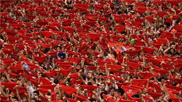 Zehntausende feiern in Spanien Start der blutigen Stierhatz Zu den vielen Fans gehört auch der spanische Fußball-Star Nico Williams.