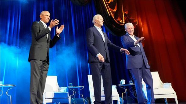 Zu der Veranstaltung mit Biden (M), Obama (l) und Clinton kamen mehrere Tausend Zuschauer.