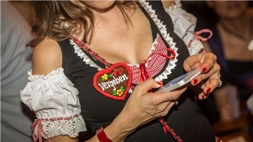 Das Foto zeigt eine Frau im Dirndl. 