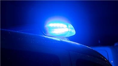 Zu einem größeren Polizeieinsatz kam es am späten Mittwochabend im Bremervörder Middelweg, als eine Gruppe unter anderem versuchte, mit einer Waschmaschine eine Wohnungstür aufzubrechen.