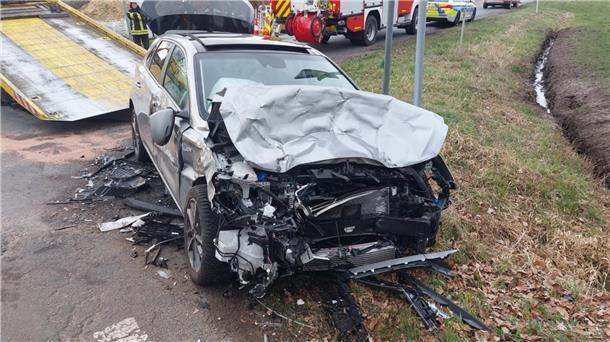 Zu einem schweren Verkehrsunfall kam es am Freitagnachmittag gegen 15.30 
 auf der Hauptstraße in Tiste im Bereich der Abzweigung nach Kalbe. Dabei erlitt der Fahrer dieses Fahrzeugs Verletzungen und musste in ein Krankenhaus gebracht werden. 