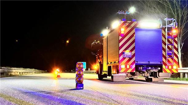 Zu einer Einsatzübung ist die Ortswehr Uthlede Dienstagabend auf dem derzeit gesperrten Teilabschnitt der Autobahn 27 zwischen den Anschlussstellen Uthlede und Hagen unterwegs gewesen..