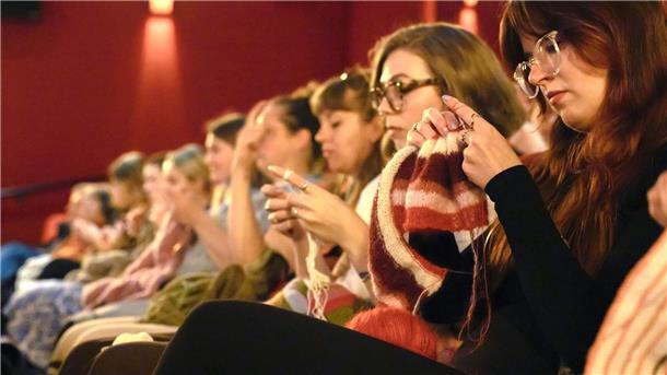 Zu einer extra Kino-Vorstellung sind lauter Strick-Fans gekommen.