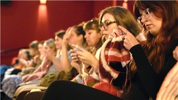 Zu einer extra Kino-Vorstellung sind lauter Strick-Fans gekommen.