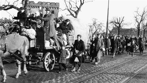 Zu Fuß oder mit Pferdekarren flüchten Menschen aus den östlichen Gebieten des besiegten Dritten Reiches gegen Ende des Zweiten Weltkrieges 1945 und in den Folgemonaten in Richtung Westen.