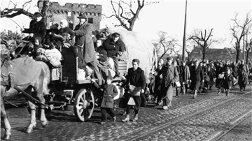 Zu Fuß oder mit Pferdekarren flüchten Menschen aus den östlichen Gebieten des besiegten Dritten Reiches gegen Ende des Zweiten Weltkrieges 1945 und in den Folgemonaten in Richtung Westen.