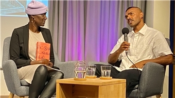 Zu Gast beim Literarischen Herbst Bremerhaven im Oktober 2023 in der Stadtbibliothek: Der Berliner Buchautor Sinthujan Varatharajah, der über seine tamilische Migrationsgeschichte mit Moderatorin Ela Fischer spricht.
