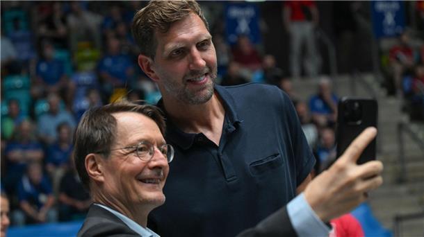 „Danke Timo!“ Bolls Karriere endet unter großem Jubel Zu Gast beim Timo-Boll-Abschied: Der frühere Bundesgesundheitsminister Karl Lauterbach (SPD, l) und Basketball-Legende Dirk Nowitzki.
