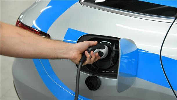 Zu Hause sein E-Auto zu laden, ist natürlich am bequemsten. Deshalb denken E-Mobilisten daran, die Ladestation mit einer PV-Anlage zu verknüpfen.