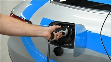 Zu Hause sein E-Auto zu laden, ist natürlich am bequemsten. Deshalb denken E-Mobilisten daran, die Ladestation mit einer PV-Anlage zu verknüpfen.