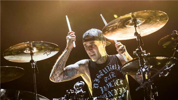 Zu heftig getrommelt: Drummer Travis Barker von Blink-182 musste am Finger operiert werden.