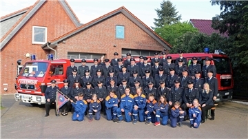 Zu ihrem 125-jährigen Jubiläum stellten sich die Mitglieder der Freiwilligen Feuerwehr Uthlede mit ihren Fahrzeugen vor dem Gerätehaus zum Erinnerungsfoto auf.