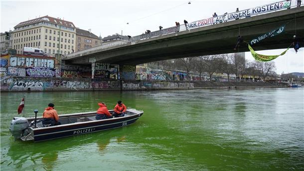 Zu Mittag blockierte eine Gruppe Aktivisten die Salztorbrücke in der Wiener Innenstadt und färbte den Donaukanal grün.