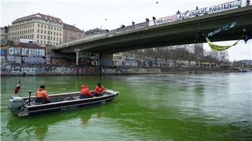 Zu Mittag blockierte eine Gruppe Aktivisten die Salztorbrücke in der Wiener Innenstadt und färbte den Donaukanal grün.