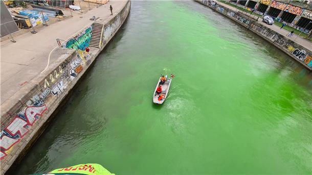 Zu Mittag blockierte eine Gruppe der „Extinction Rebellion“ die Salztorbrücke in der Wiener Innenstadt und färbte den Donaukanal grün.