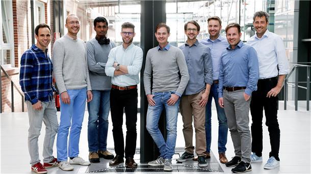 Zu neunt gestartet, mittlerweile bei 25 Mitarbeitern und auf Wachstumskurs: die Elise GmbH mit ihren Gründer Dr. Moritz Maier (rechts), Daniel Siegel (3. von rechts) und Sebastian Möller (Mitte).