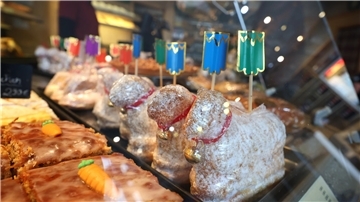 Ostergebäck in einer Bäckerei. 