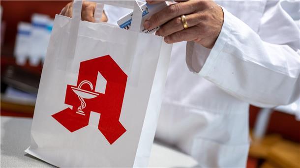 „Zu Risiken und Nebenwirkungen fragen Sie... wen?“ „Zu Risiken und Nebenwirkungen lesen Sie die Packungsbeilage und fragen Sie Ihren Arzt oder Apotheker“ - hat dieser Spruch bald ausgedient?