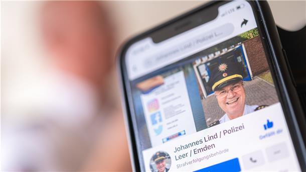 Zu sehen ist der offizielle Facebook-Account von Johannes Lind, Polizeidirektor der Polizeiinspektion Leer/ Emden, auf einem Handy.