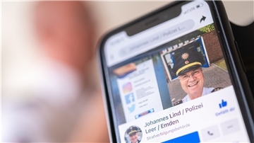 Zu sehen ist der offizielle Facebook-Account von Johannes Lind, Polizeidirektor der Polizeiinspektion Leer/ Emden, auf einem Handy.
