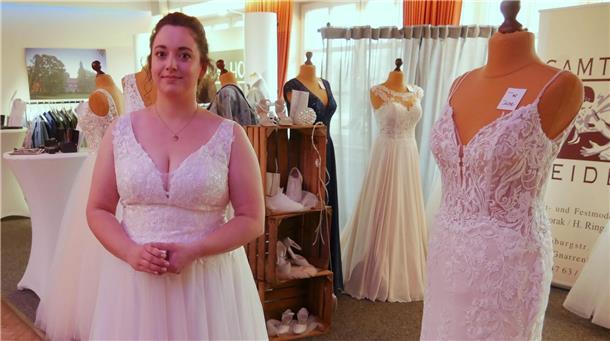 Zu sehen nur für Frauen erlaubt – die Vorführung der Brautkleider.