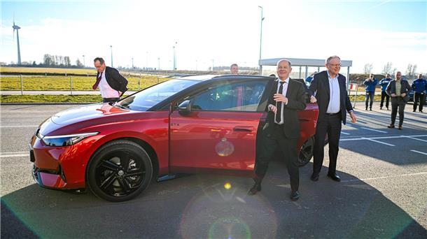 „Elektromobilität funktioniert“ - Kanzler besucht VW Emden Zu seinem Besuch im Emder VW Werk fuhr der Bundeskanzler selbst am Steuer eines Elektroautos.