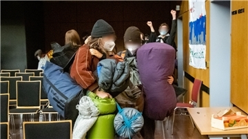 Zu trauriger Klaviermusik haben am Abend die Klima-Aktivisten die Aula der Geschwister-Scholl-Schule verlassen.