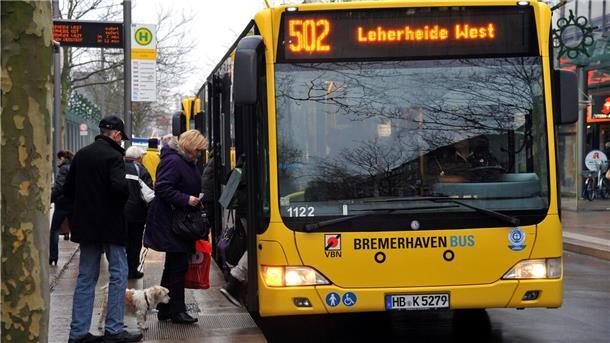 Bus an Bushaltestelle