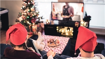 Menschen vor einem Weihnachtsbaum