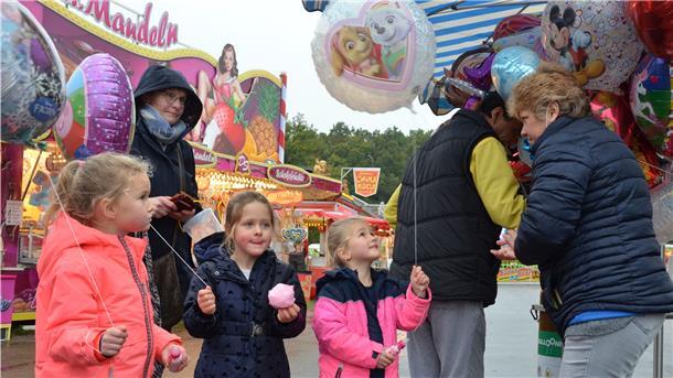 Zuckerwatte und Ballons gehören zu einem Marktbummel wie Autoscooter und Karussells. All das bietet der "BruVi-Park", der noch bis Sonntag in Zeven gastiert.