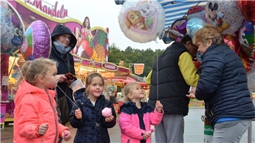 Zuckerwatte und Ballons gehören zu einem Marktbummel wie Autoscooter und Karussells. All das bietet der "BruVi-Park", der noch bis Sonntag in Zeven gastiert.
