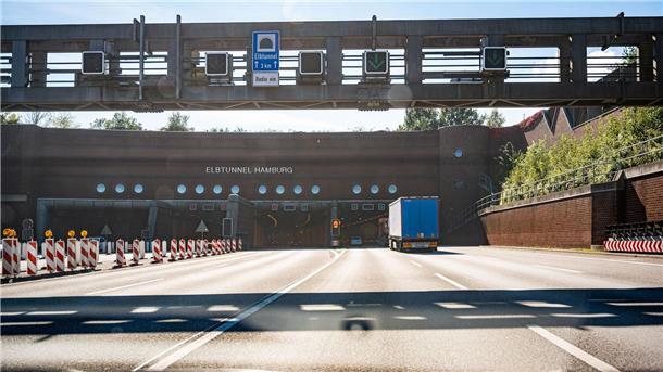 Zufahrt auf der Autobahn 7 auf das Nordportal des Elbtunnels.