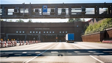 Zufahrt auf der Autobahn 7 auf das Nordportal des Elbtunnels.