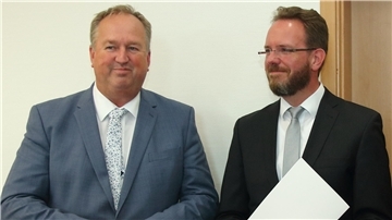 Zufriedene Gesichter bei OB Uwe Santjer und seinem künftigen Kämmerer Marcus Itjen: Den 48-Jährigen hatte der Rat der Stadt am Donnerstagabend mit allen Stimmen zum Ersten Stadtrat gewählt. Derzeit noch Bürgermeister in Land Wursten, wird Itjen zum Jahreswechsel den Posten von Andrea Pospich übernehmen.